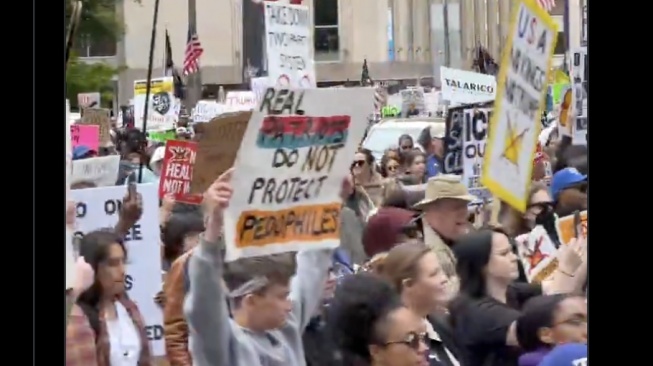 Demo "No Kings" tuntut Donald Trump Mundur pada Minggu (29/3/2026) [X/Ben Alvarez]