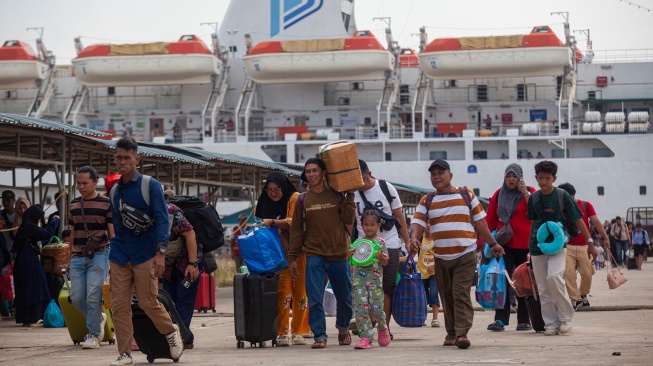 Penumpang dari Belawan turun dari Kapal Motor (KM) Kelud saat tiba di Pelabuhan Bintang 99, Batu Ampar, Batam, Kepulauan Riau, Senin (30/3/2026). [ANTARA FOTO/Teguh Prihatna/bar]


