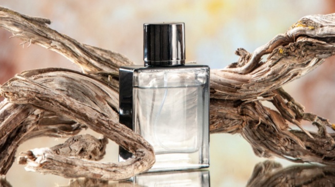 5 Rekomendasi Parfum Pria Aroma Woody yang Tahan Lama untuk Aktivitas Harian