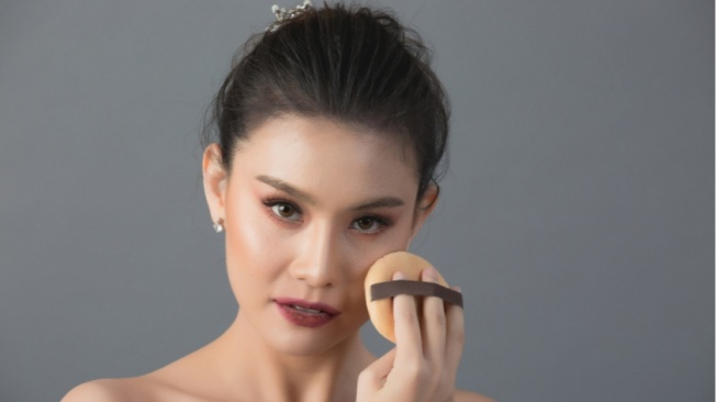 Apa Perbedaan Cushion dan Foundation? Pastikan Tahu 7 Hal Ini