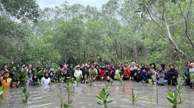 Kolaborasi Telkom dan AYS Indonesia dalam kegiatan konservasi bekantan dan penanaman mangrove di Tarakan, Kalimantan Utara beberapa waktu lalu (Dok: Telkom)