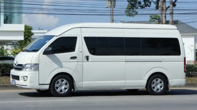 Mobil Elf Muat Berapa Orang? Cocok Buat Liburan, Intip Fakta Uniknya