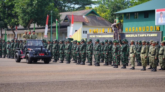 Pelatihan dasar kemiliteran bagi Aparatur Sipil Negara (ASN) dan kepala desa di Markas Komando Rindam XIV/Hasanuddin, Kabupaten Gowa, Senin (30/3/2026) [SuaraSulsel.id/Humas Pemprov Sulsel]
