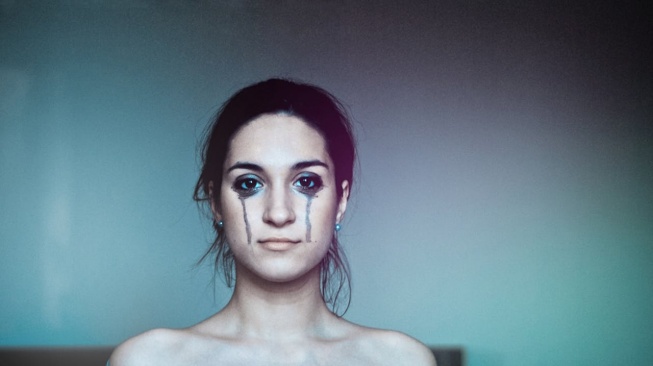 11 Alasan 'Menyesakkan' Mengapa Kamu Terlalu Sering Tidur dan Mudah Menangis