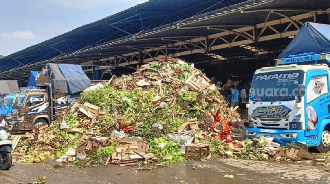 Sampah Menggunung 6 Meter di Pasar Induk Kramat Jati, Bau Menyengat Ganggu Aktivitas