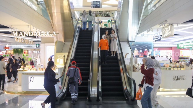 Warga mengunjungi salah satu pusat perbelanjaan di Jakarta, Senin (30/3/2026). [Suara.com/Alfian Winanto]