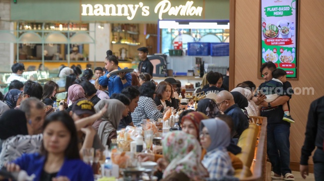 Warga mengunjungi salah satu pusat perbelanjaan di Jakarta, Senin (30/3/2026). [Suara.com/Alfian Winanto]