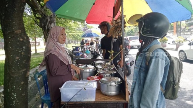 Pedagang musiman lebaran Topat di jalan Airlangga Kota Mataram, Nusa Tenggara Barat [SuaraBali.id/Buniamin]