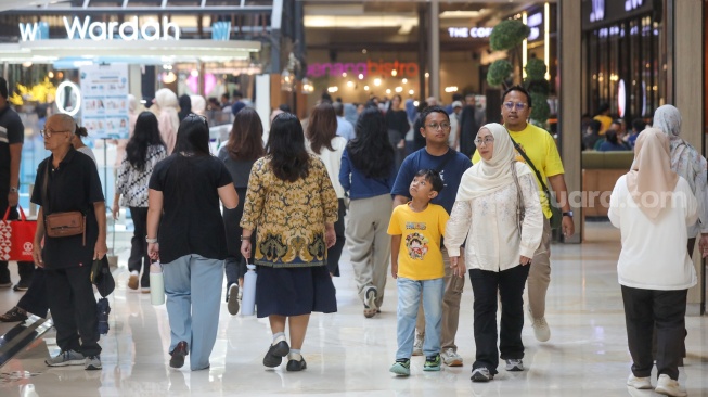 Warga mengunjungi salah satu pusat perbelanjaan di Jakarta, Senin (30/3/2026). [Suara.com/Alfian Winanto]