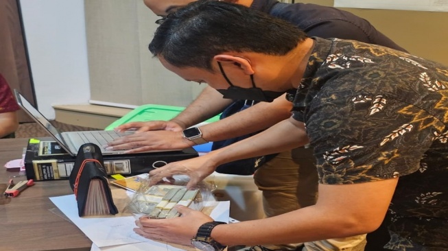 Geledah Kantor PT AKT, Kejagung Temukan Tumpukan Dolar Senilai Rp 1 Miliar!