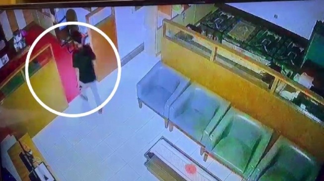 Pelaku pencurian terekam kamera CCTV membobol ruangan di kantor Gubernur Sulawesi Selatan [SuaraSulsel.id/Istimewa]