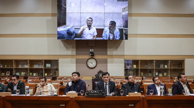 Layar menampilkan terdakwa kasus dugaan korupsi anggaran proyek video profil desa Amsal Christy Sitepu saat Rapat Dengar Pendapat Umum (RDPU) bersama Komisi III DPR secara daring di Kompleks Parlemen, Senayan, Jakarta, Senin (30/3/2026). [ANTARA FOTO/Dhemas Reviyanto/sgd]