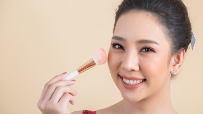 7 Blush On Terbaik untuk Makeup Merona dan Awet Sepanjang Hari