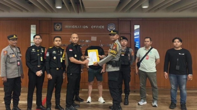Imigrasi Ngurah Rai Amankan Buronan Interpol Asal Inggris