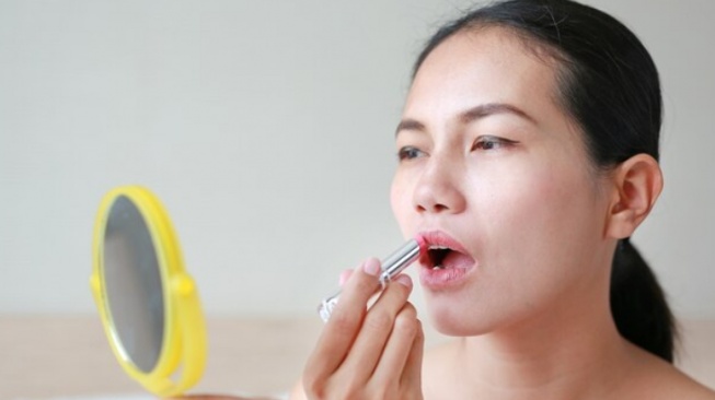 6 Lipstik Transferproof untuk Bibir Hitam yang Warnanya Elegan dan Anti Pudar