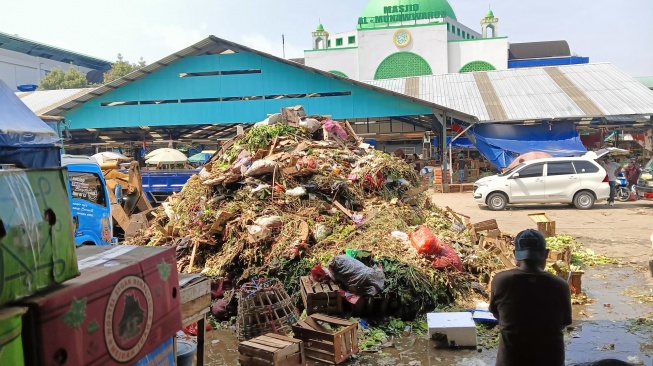 Bau Busuk Tak Menghalangi, Ali Setia Berjualan di Pasar Induk Kramat Jati