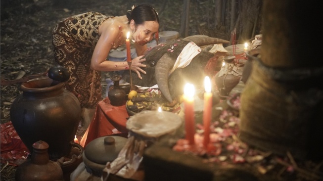 Cerita film "Aku Harus Mati" mengisahkan Mala (Hana Saraswati), seorang yatim piatu yang terjebak dalam gaya hidup hedonistik (Dok: Rollink Action)