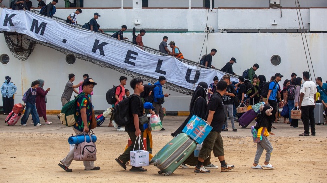 Sejumlah penumpang turun dari tangga Kapal Motor (KM) Kelud dari Belawan saat tiba di Pelabuhan Bintang 99, Batu Ampar, Batam, Kepulauan Riau, Senin (30/3/2026). [ANTARA FOTO/Teguh Prihatna/bar]