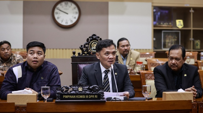Ketua Komisi III DPR Habiburokhman (tengah) bersama Anggota Komisi III Rikwanto (kanan) dan Anggota Komisi VI Kawendra Lukistian (kiri) mengikuti Rapat Dengar Pendapat Umum (RDPU) terkait kasus videografer Amsal Christy Sitepu yang dituduh melakukan korupsi anggaran proyek video profil desa di Kompleks Parlemen, Senayan, Jakarta, Senin (30/3/2026). [ANTARA FOTO/Dhemas Reviyanto/sgd]
