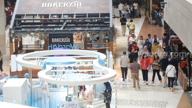 Warga mengunjungi salah satu pusat perbelanjaan di Jakarta, Senin (30/3/2026). [Suara.com/Alfian Winanto]