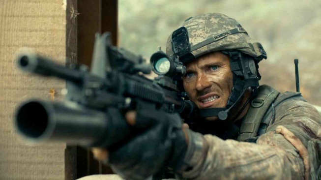 Film The Outpost yang dibintangi Scott Eastwood akan tayang pada Senin (30/3/2026) malam ini pukul 23.00 WIB di Trans TV. [YouTube]