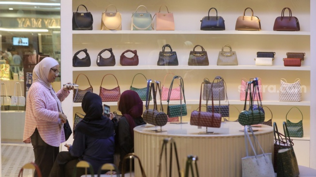 Warga belanja tas salah satu pusat perbelanjaan di Jakarta, Senin (30/3/2026). [Suara.com/Alfian Winanto]