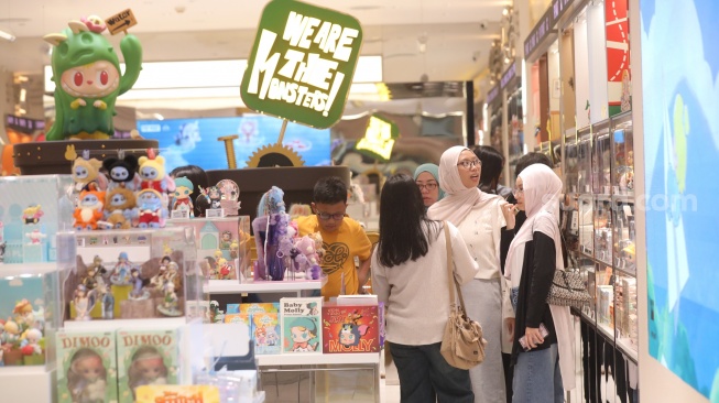 Warga berbelanja di salah satu pusat perbelanjaan di Jakarta, Senin (30/3/2026). [Suara.com/Alfian Winanto]