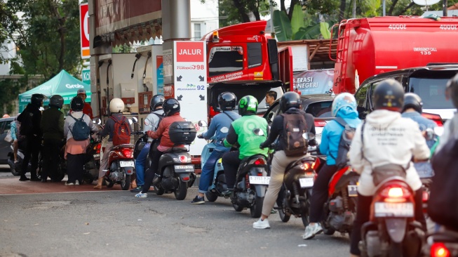 Antrean kendaraan mengisi bahan bakar minyak (BBM) di SPBU di Jakarta, Selasa (31/3/2026). [Suara.com/Alfian Winanto]