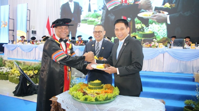 Sidang Terbuka Dies Natalis ke-70 IPDN diisi orasi ilmiah Wakil Ketua Komisi Pemberantasan Korupsi (KPK) Agus Joko Pramono, juga dihadiri Wamendagri Akhmad Wiyagus, Rektor IPDN Halilul Khairi, para guru besar dan anggota senat IPDN, serta civitas academica IPDN (Dok: Kemendagri)