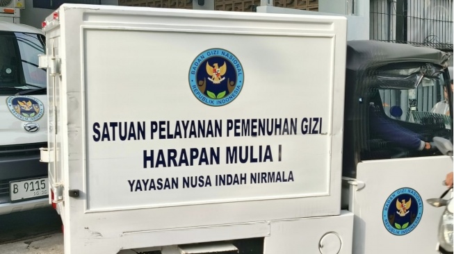 Persiapan distribusi MBG di SPPG Harapan Mulia I (Suara.com/Mohammad Rhadzaki Ramadhan)