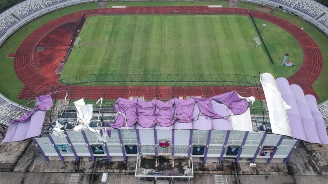 Foto udara Stadion Indomilk Arena yang mengalami kerusakan pada bagian atap tribun di Kelapa Dua, Kabupaten Tangerang, Banten, Selasa (31/3/2026). [ANTARA FOTO/Putra M. Akbar/wpa]