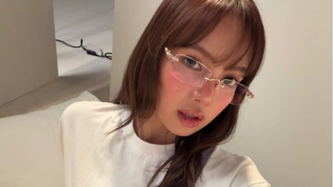 Intip 4 Gaya OOTD ala Lisa BLACKPINK saat Liburan di Bali, Effortless Abis!