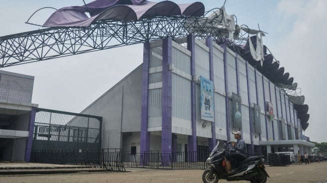 Pengendara sepeda motor melintas di dekat Stadion Indomilk Arena yang mengalami kerusakan pada bagian atap tribun di Kelapa Dua, Kabupaten Tangerang, Banten, Selasa (31/3/2026). [ANTARA FOTO/Putra M. Akbar/wpa]