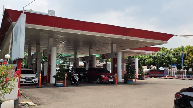 Antrean pengisian BBM di SPBU menjelang harga naik, Jakarta, Selasa (31/3/2026). [Suara.com/Fakhri]