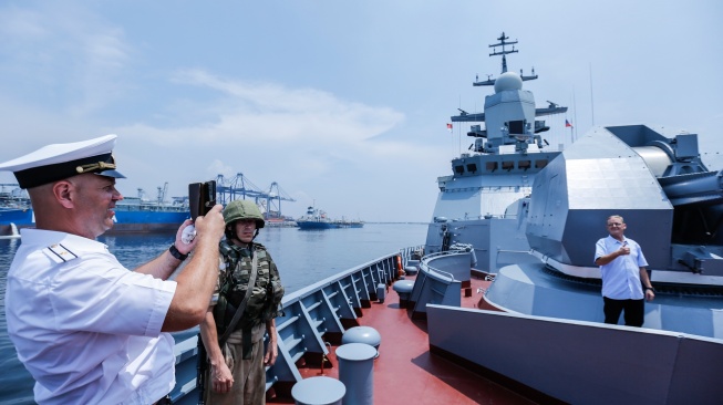 Pengunjung berfoto diatas Kapal Korvet Gromky-335 saat bersandar di Pelabuhan Tanjung Priok, Jakarta, Selasa (31/3/2026). [ANTARA FOTO/Asprilla Dwi Adha/wpa]
