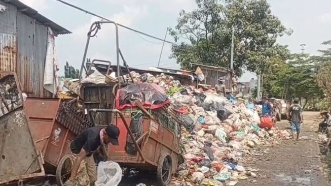 Sampah Setinggi 4 Meter Kepung TPS Rawadas, Warga Desak Tambahan Truk: 'Kasihan Masyarakat'