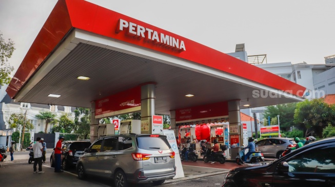 Antrean kendaraan mengisi bahan bakar minyak (BBM) di SPBU di Jakarta, Selasa (31/3/2026). [Suara.com/Alfian Winanto]