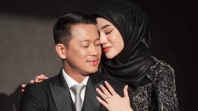 Clara Shinta dan suami, Muhammad Alexander Assad. [Instagram]