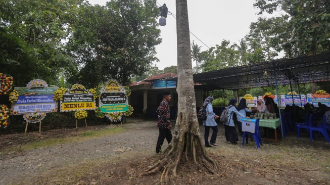 Sejumlah warga melayat di kediaman almarhum Praka Farizal Rhomadhon, Sidorejo, Lendah, Kulon Progo, D.I Yogyakarta, Selasa (31/2/2026). [ANTARA FOTO/Andreas Fitri Atmoko/tom]