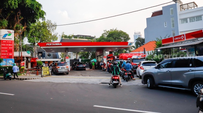 Antrean kendaraan mengisi bahan bakar minyak (BBM) di SPBU di Jakarta, Selasa (31/3/2026). [Suara.com/Alfian Winanto]