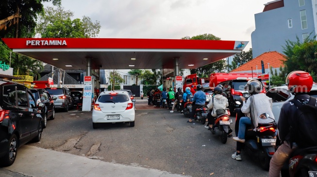 Antrean kendaraan mengisi bahan bakar minyak (BBM) di SPBU di Jakarta, Selasa (31/3/2026). [Suara.com/Alfian Winanto]
