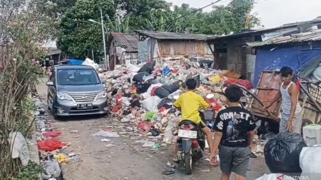 Sampah Menggunung di TPS Rawadas, Warga Keluhkan Bau Menyengat dan Akses Terganggu