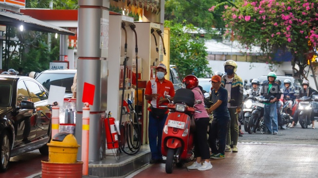 Pengendara sepeda motor mengisi bahan bakar minyak (BBM) di SPBU di Jakarta, Selasa (31/3/2026). [Suara.com/Alfian Winanto]