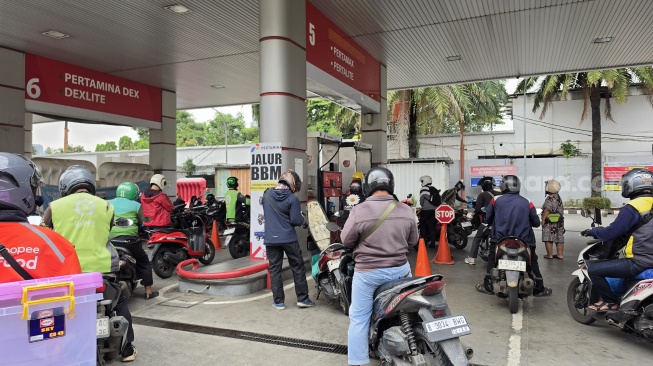 Isu Harga BBM Tembus Rp17 Ribu, Pengendara: Mending Full Tank Sekarang!