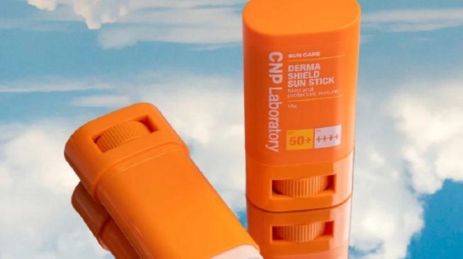 5 Sunscreen Stick untuk Re-Apply saat Pakai Makeup, Cocok untuk Pekerja Kantoran