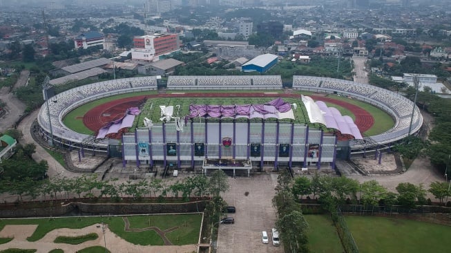 Foto udara Stadion Indomilk Arena yang mengalami kerusakan pada bagian atap tribun di Kelapa Dua, Kabupaten Tangerang, Banten, Selasa (31/3/2026). [ANTARA FOTO/Putra M. Akbar/wpa]
