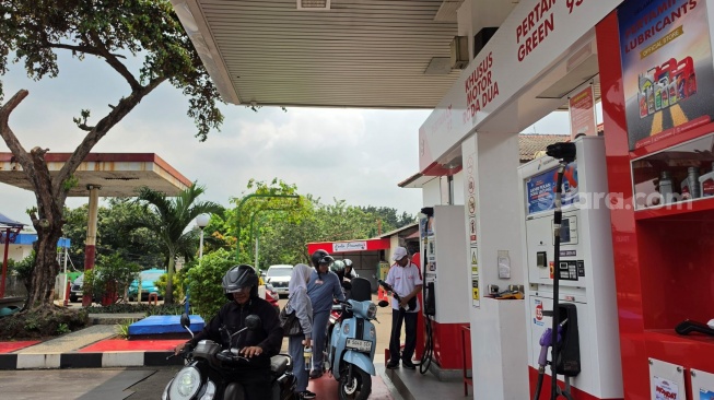 Antrean pengisian BBM di SPBU menjelang harga naik, Jakarta, Selasa (31/3/2026). [Suara.com/Fakhri]