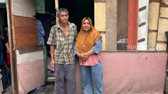 Rosikin (50) dan istrinya. (Suara.com/Dinda)