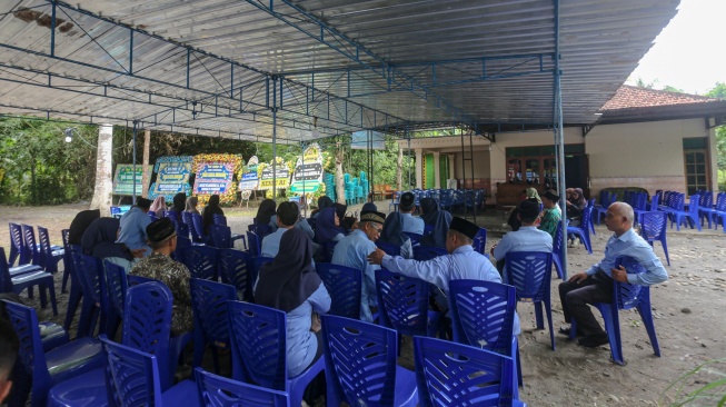 Sejumlah warga melayat di kediaman almarhum Praka Farizal Rhomadhon, Sidorejo, Lendah, Kulon Progo, D.I Yogyakarta, Selasa (31/2/2026). [ANTARA FOTO/Andreas Fitri Atmoko/tom]