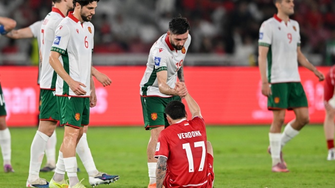 Pesepak bola Timnas Indonesia Calvin Verdonk (tengah bawah) diangkat oleh pesepak bola Bulgaria Ivan Turitsov (tengah atas) usai final FIFA Series 2026 di Stadion Utama Gelora Bung Karno (SUGBK), Senayan, Jakarta, Senin (30/3/2026). [ANTARA FOTO/Fauzan/bar]
